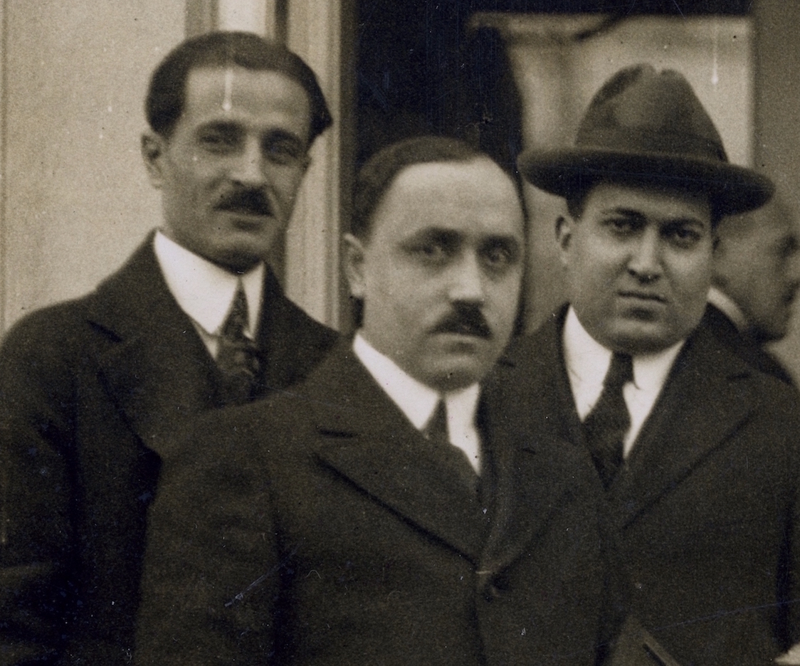 Naimy Haddad Aridah in front of the White House 1921